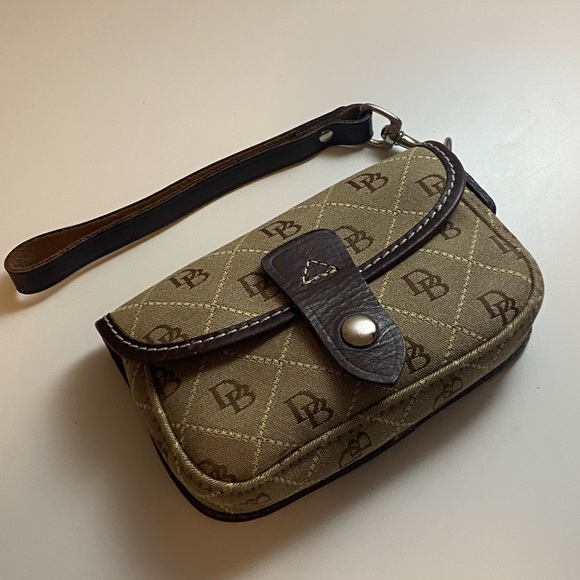 Dooney & Bourke Signature Flap Wristlet Wallet Brown Leather Trim - Picture 2 of 10